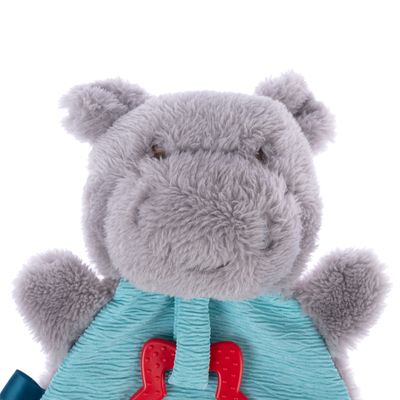 Jouet en peluche hippopotame gris avec ventre bleu et accessoire rouge en plastique visible sur le devant.