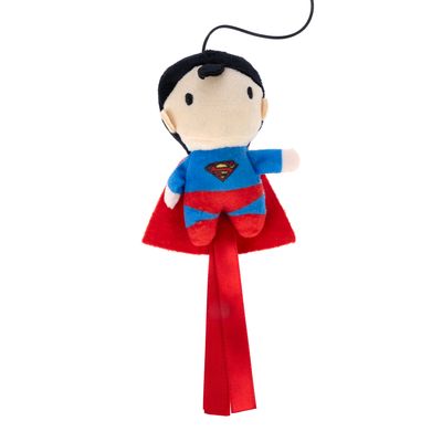 Pehmolelu Superman-designilla, punainen viitta ja rusetti, sopii ripustettavaksi.