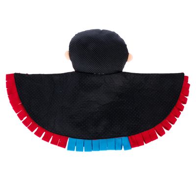 Jouet pour chien en tissu noir avec franges rouges et bleues, forme de personnage vu de dos, oreilles beiges visibles. Aucun texte ou marque apparente.