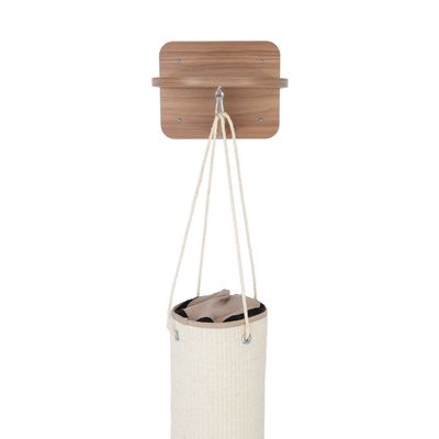 Juguete rascador colgante de madera y sisal con cuerdas, fijado a un soporte de pared. Adecuado para juego interactivo y rascado.