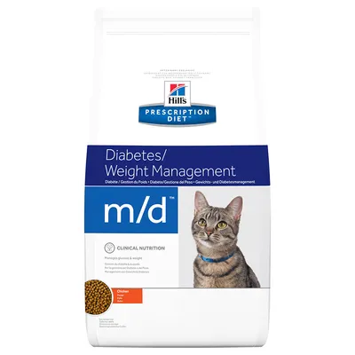 Hill's Prescription Diet m/d Diabetes/Weight Management -kuivaruoka kissoille, kana. Pakkauksessa harmaa raidallinen kissa ja näkyvissä nappulakuva.