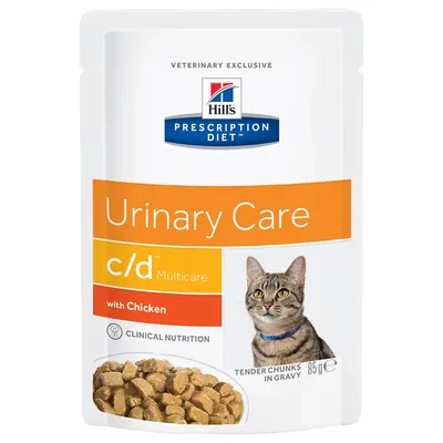 Hill's Prescription Diet Urinary Care c/d Multicare med kylling, klinisk ernæring, møre stykker i sovs, 85g. Billede af kat og foderstykker synligt.