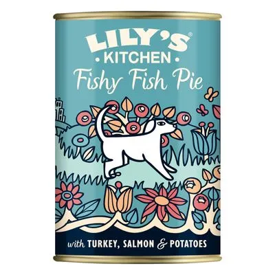 Blik Lily's Kitchen Fishy Fish Pie, met tekst: with turkey, salmon & potatoes. Illustratie van een witte kat tussen bloemen op het etiket.