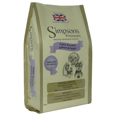 Опаковка Simpsons Premium Puppy Sensitive Salmon & Potato, GRAIN FREE 45% Salmon, хипоалергенна суха храна за кучета. Видими са илюстрации на кучета и британски флаг.
