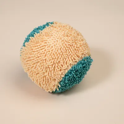 Giocattolo rotondo in microfibra con aree beige e turchesi, adatto per il gioco interattivo.