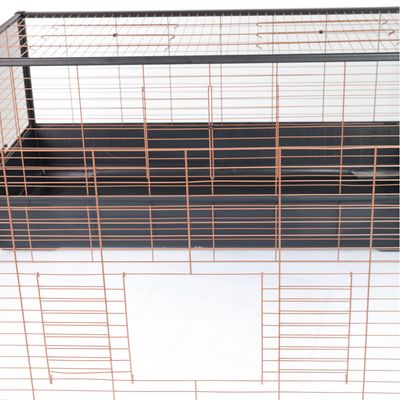 Ohrádka s hnedými kovovými mrežovými stenami a čiernou plastovou vaničkou, obdĺžnikový tvar.