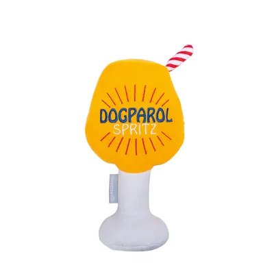 Giocattolo in peluche a forma di bevanda gialla con la scritta 'Dogparol Spritz' e una cannuccia a righe rosse e bianche.