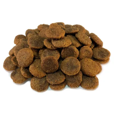 Croquettes rondes marron empilées, sans emballage ni marque visible, présentées sur fond blanc.