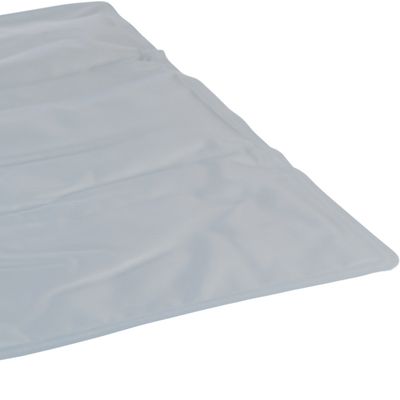 Světlě šedá podložka s hladkým povrchem, obdélníkový tvar.