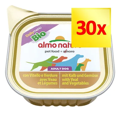 Barquette Almo Nature DailyMenu Bio pour chien adulte, avec veau et légumes, lot de 30x. Texte visible : Adult Dog, pet food + more, avec Veau et Légumes.