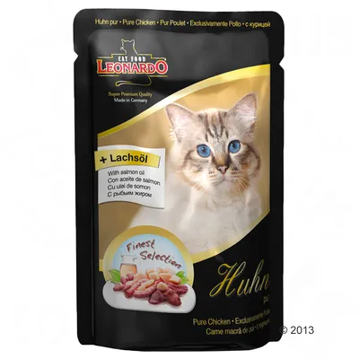 Embalagem de comida húmida para gatos Leonardo Cat Food, Pure Chicken, com óleo de salmão. Imagem de um gato e pedaços de carne na frente. Texto em vários idiomas visível.
