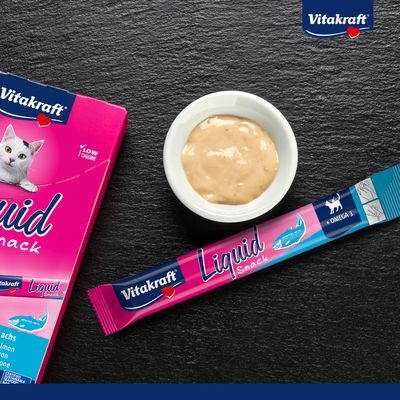 Vitakraft Liquid Snack con salmone, Omega-3 e a basso contenuto calorico. Confezione e porzione singola con contenuto cremoso visibili.