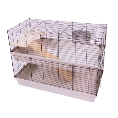 Zweistöckiger Käfig mit Metall-Gitterwänden, weißer Kunststoffbasis und Holzrampe zwischen den Ebenen. Zweistöckiger Käfig mit Metall-Gitterwänden, weißer Kunststoffbasis und Holzrampe zwischen den Ebenen.