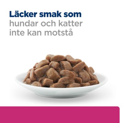 Skål med bruna, saftiga foderbitar. Text: En läcker smak som hundar och katter inte kan motstå.