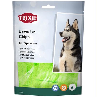 Trixie Denta Fun Chips spirulinalla, ilman lisättyä sokeria, gluteeniton. Pakkaus esittelee tuotteen ja koirakuvan.