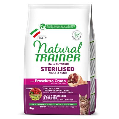 Natural Trainer Sterilised Adult >1 An con Salmone, 3 kg. Favorise un tractus urinaire sain, aide à maintenir le poids. Ingrédients d’origine naturelle. Texte en italien partiellement visible.