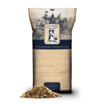 Sacco di mangime per cavalli con scritta visibile 'Mühldorfer Pferdefutter' e miscela di cereali sparsa davanti alla confezione. Testo in tedesco sull'etichetta.