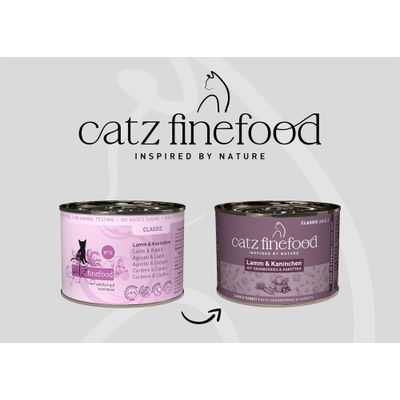 catz finefood Classic jahňacie a králičie, vľavo staré balenie, vpravo nové balenie s brusnicami a mrkvou. Obe konzervy a logo značky sú viditeľné.