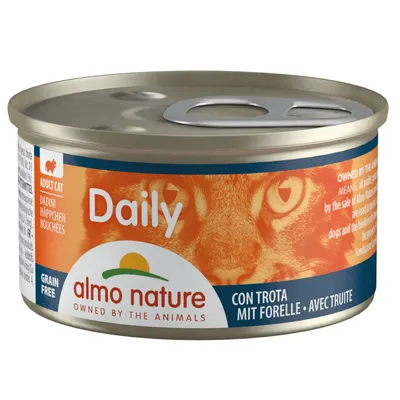 Scatoletta Almo Nature Daily per gatto adulto, grain free, con trota. Testo visibile: DADINI HAPPCHEN BOUCHEES, OWNED BY THE ANIMALS.