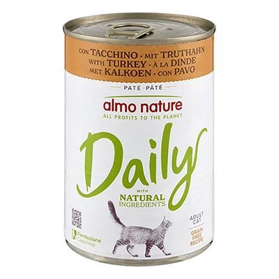 almo nature Daily met kalkoen, paté voor volwassen katten, natural ingredients, grain free recipe. Tekst: all profits to the planet. Afbeelding van een kat op het etiket.