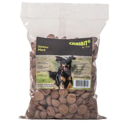 Bolsa de 600 g de snacks para perros CANIBIT Stickies Pferd. Etiqueta con imagen de perro corriendo y texto en alemán. Producto visible a través del envase transparente. Bolsa de 600 g de snacks para perros CANIBIT Stickies Pferd. Etiqueta con imagen de perro corriendo y texto en alemán. Producto visible a través del envase transparente.