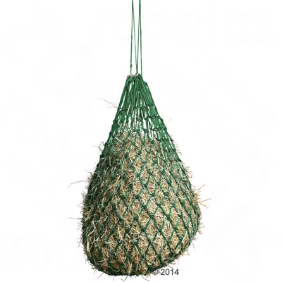 Rete per fieno verde con fieno riempito, adatta per essere appesa. Struttura a rete visibile per alimentazione lenta.