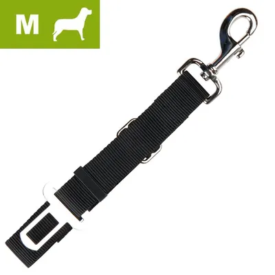Czarny pas bezpieczeństwa dla psa z metalowym karabińczykiem i zapięciem do samochodu, rozmiar M widoczny w lewym górnym rogu na zielonym tle z sylwetką psa.