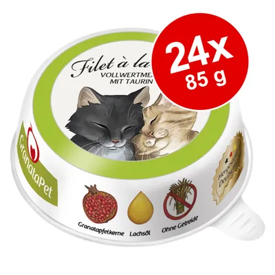 GranataPet kattmat, 24x85 g. Text på tyska: 'Filet à la', 'Vollwertmenü mit Taurin'. Bilder av granatäpplekärnor, laxolja och symbol för utan spannmål. GranataPet kattmat, 24x85 g. Text på tyska: 'Filet à la', 'Vollwertmenü mit Taurin'. Bilder av granatäpplekärnor, laxolja och symbol för utan spannmål.