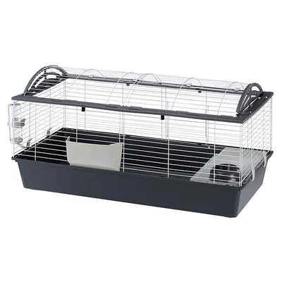 Cage pour rongeur avec structure en métal et bac en plastique, équipée d’un abreuvoir, d’une mangeoire, d’un râtelier à foin et d’une gamelle métallique intégrée.