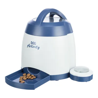 Futterspender Dog Activity v bílé a modré barvě s výsuvnou přihrádkou, naplněný suchým krmivem.