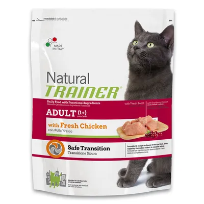 Natural Trainer ADULT (1+) with Fresh Chicken, karma dla kotów z kurczakiem, Safe Transition, Made in Italy, zdjęcie szarego kota i kawałków mięsa na opakowaniu.