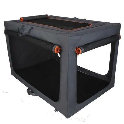 Box de transport pliable en tissu gris avec fenêtres en maille et accents orange, adaptée aux animaux de compagnie. Avec poignée de transport et ouvertures latérales enroulables.