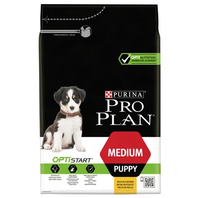 Opakowanie karmy Purina Pro Plan Medium Puppy OptiStart, widoczne napisy: OPTI NUTRITION, MEDIUM, PUPPY, OPTISTART, rich in chicken. Zdjęcie szczeniaka na froncie.
