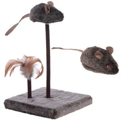 Kattenspeelgoed met pluche muizen op staanders en een veer, bevestigd op een vierkante basis van grijs pluche materiaal.