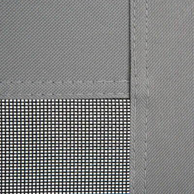 Gros plan sur une maille en tissu synthétique gris et filet noir, coutures visibles. Matériaux : textile et filet plastique.