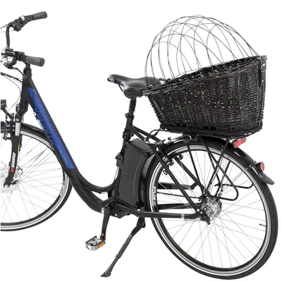 Svart cykel med korg av flätat material och metallgallerlock på pakethållaren, lämplig för transport av husdjur.