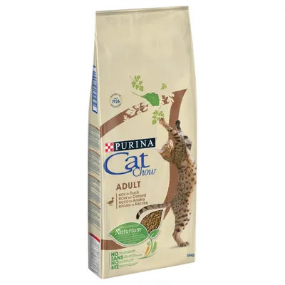 Опаковка Purina Cat Chow Adult, богата на патица, 15 кг. Видими надписи: Naturium, NO SANS NO BEZ, RICH IN DUCK, ADULT. Снимка на котка върху опаковката.