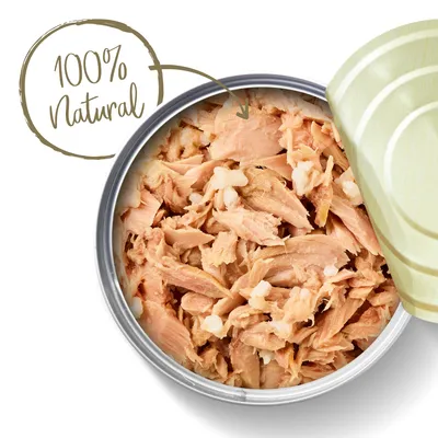 Avoin tölkki, jossa on pilkottua lihaa, teksti '100% Natural' näkyvissä.