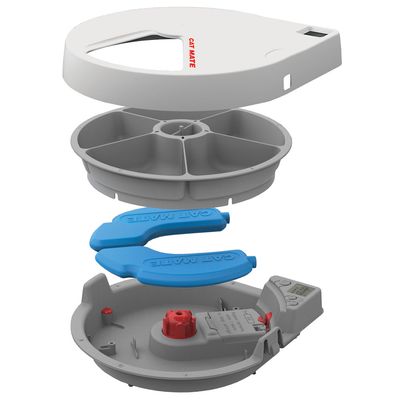 CAT MATE foderautomat i grå og blå plast, vist adskilt med seks rum, to blå CAT MATE-elementer og digitalt display synligt på nederste del.