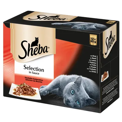 Sheba Selection in Sauce, Sélection du Boucher, 12 x 85 g. Saveurs visibles : bœuf, agneau, poulet, dinde. Image d’un chat gris et d’une assiette de nourriture en sauce.