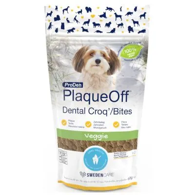 Confezione ProDen PlaqueOff Dental Croq’/Bites Veggie, 100%, SwedenCare, indicato per l'igiene orale dei cani, crocchette visibili nella parte inferiore della confezione.