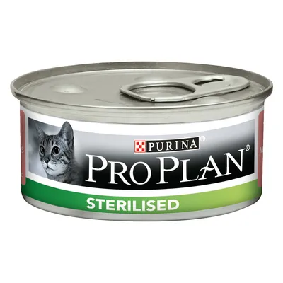 Консерва с етикет Purina Pro Plan, изображение на котка и надпис STERILISED на зелен фон.