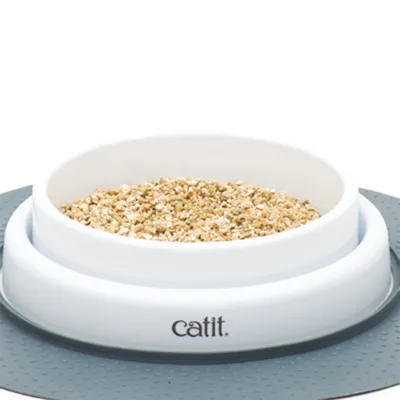 Vit matskål från Catit med grå halkfri underlägg, fylld med torrfoder.
