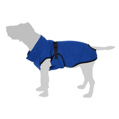 Hundemantel in Blau mit schwarzem Rand und verstellbarem Verschluss, getragen von einem Hund. Sichtbar: Mantel-Design und Passform.