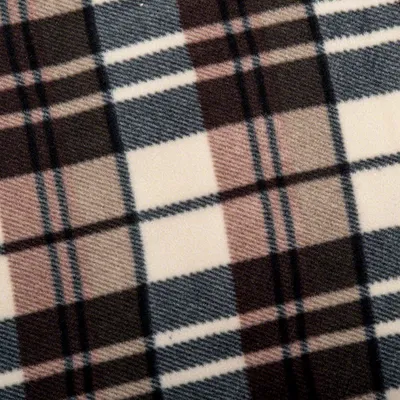 Lähikuva ruudullisesta kangaskuviosta ruskean, beigen ja harmaan sävyissä.