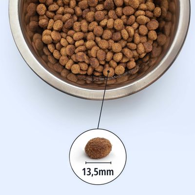 Schale mit Trockenfutter, einzelne Krokette hervorgehoben. Durchmesser der Krokette: 13,5 mm.