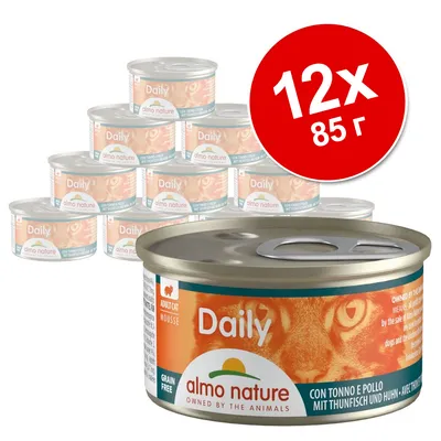 Набор из 12 банок по 85 г: консервированный корм для кошек Almo Nature Daily с тунцом и курицей. Видна упаковка с надписями на английском и немецком языках.
