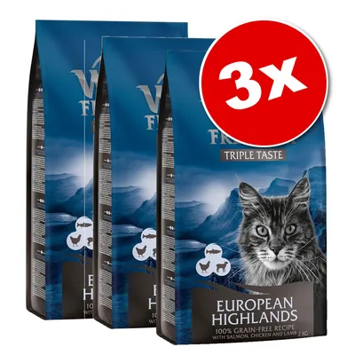 Lot de 3 sacs European Highlands Triple Taste, recette sans céréales avec saumon, poulet et agneau, image d’un chat sur l’emballage, texte en anglais visible.