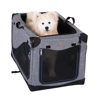 Transportbox van grijze stof met gaasramen en ritsen, hond zit erin. Geschikt voor veilig vervoer van huisdieren.