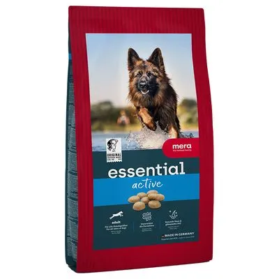 Zak hondenvoer, merk mera, essential active. Op de verpakking een afbeelding van een hond in water en zichtbare tekst: adult, Made in Germany, Original Mera Dog. Zak hondenvoer, merk mera, essential active. Op de verpakking een afbeelding van een hond in water en zichtbare tekst: adult, Made in Germany, Original Mera Dog.